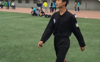 足球的裁判会踢球吗，足球的裁判会踢球吗英语